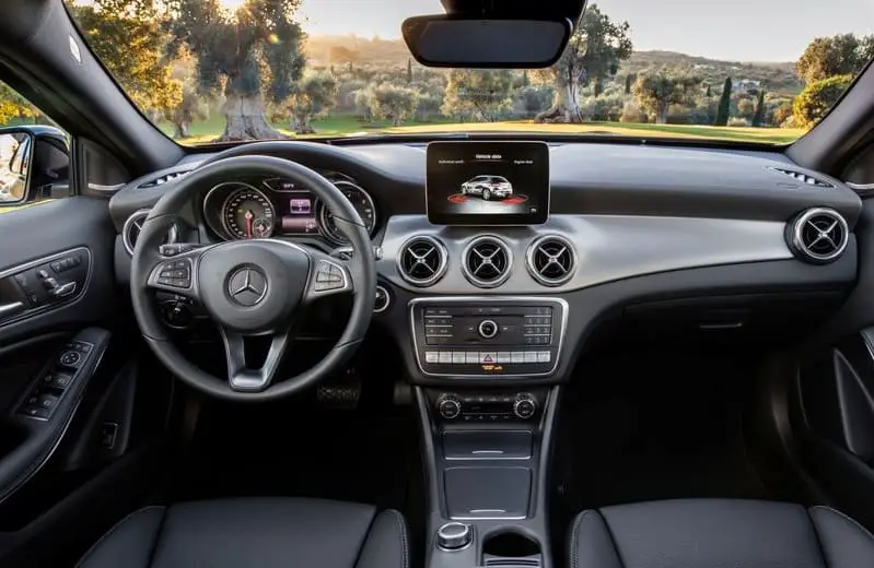 Mercedes-Benz-GLA-2017-interiors