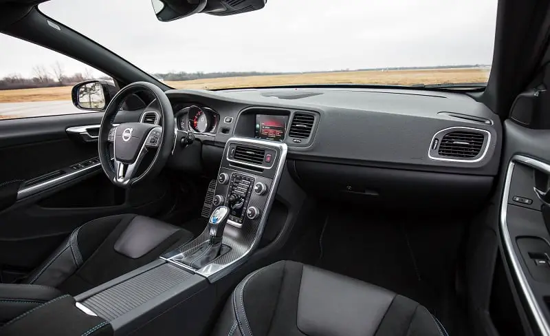 2017-Volvo-V60-Polestar-interior-dashboard-india
