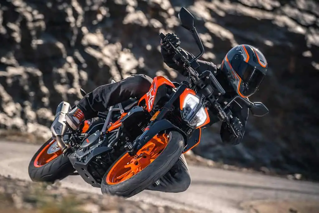 2017-ktm-390-duke-3-lean-corner